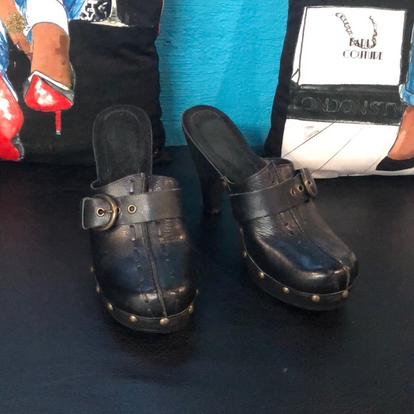 Shoes - Picture 1 of 3